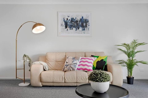 Discover Mount Annan Spacious 6-BR House - Darwin Holiday 4