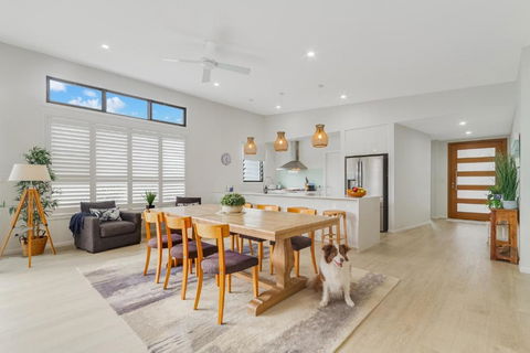 Dog-Friendly Beach House @ Black Rocks By UHoliday - Darwin Holiday 0