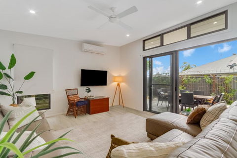 Dog-Friendly Beach House @ Black Rocks By UHoliday - Darwin Holiday 4