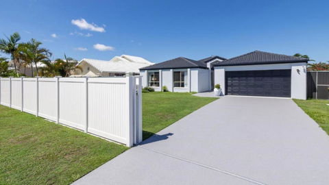 Dog Friendly Home With Canal Views - Darwin Holiday 3