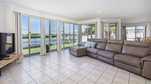 Dog Friendly Home With Canal Views - Darwin Holiday 1