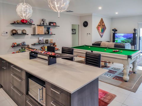 Dream Clyde Family Home Movie Theater And Pool Table - Darwin Holiday 1