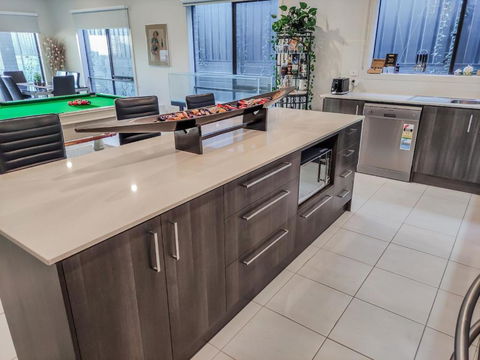 Dream Clyde Family Home Movie Theater And Pool Table - Darwin Holiday 3