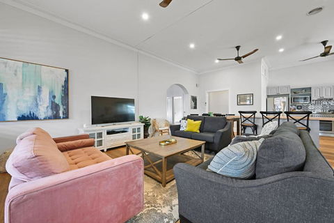 Dunkley House - Large CBD Heritage Home, Sleeps 10 - Darwin Holiday 1