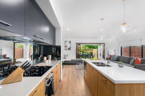 East Corrimal Escape - Beautiful Beachside Living - Darwin Holiday 1