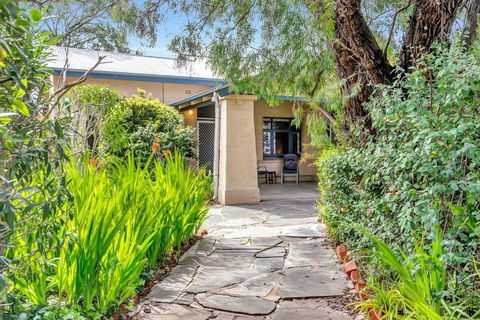 East Parklands Cottage - A Dreamy Garden Hideaway - Darwin Holiday 0