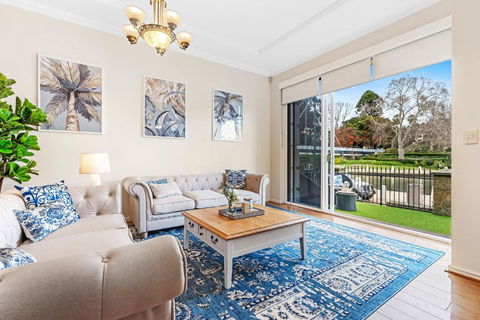 East Perth Luxury Waterfront Retreat - Darwin Holiday 0