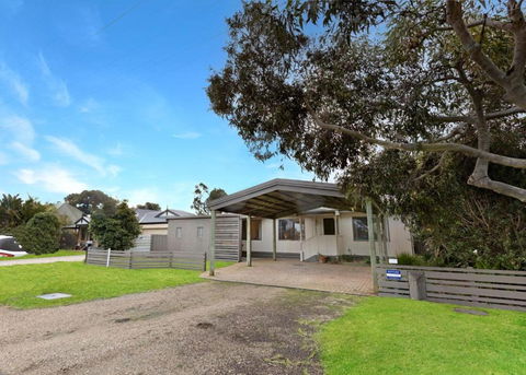 Eastern Beach Bach - Darwin Holiday 1