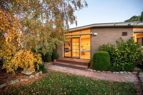 Easy Elva - Darwin Holiday 0