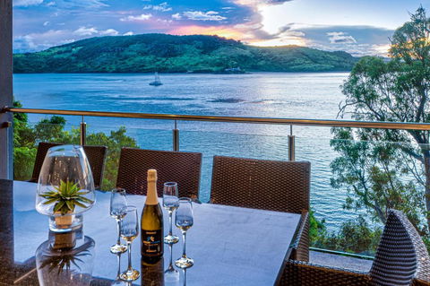 Edge 2 - Oceanfront Luxurious And Spacious 4 Bedroom Split Level Apartment With Buggy And Valet Service - Darwin Holiday 0
