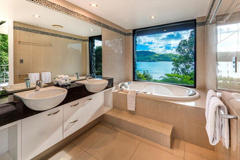 Edge 2 - Oceanfront Luxurious And Spacious 4 Bedroom Split Level Apartment With Buggy And Valet Service - Darwin Holiday 2