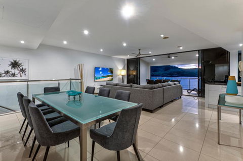 Edge 2 - Oceanfront Luxurious And Spacious 4 Bedroom Split Level Apartment With Buggy And Valet Service - Darwin Holiday 3