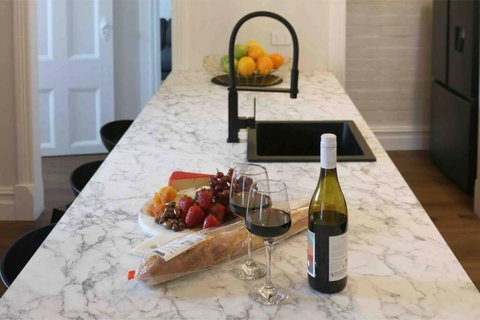 EDW19 - Stylish 2-Bed, 2-Bath Townhose In Drummoyne - Darwin Holiday 1