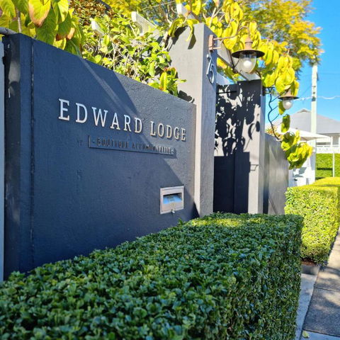 Edward Lodge New Fam - Darwin Holiday 0