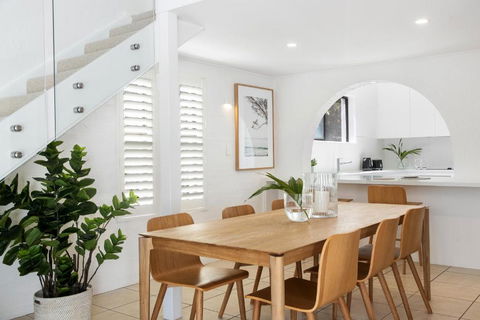 Elegant Family Retreat, Little Cove - Darwin Holiday 0
