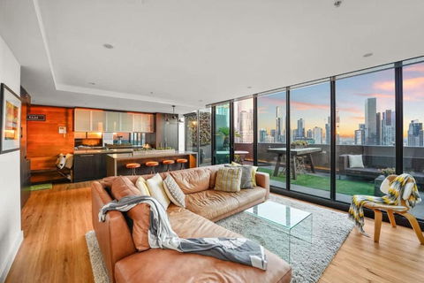 Eiffel Tower - Amazing 28th Floor Apt W Parking - Darwin Holiday 1