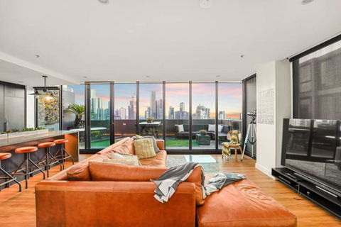Eiffel Tower - Amazing 28th Floor Apt W Parking - Darwin Holiday 2