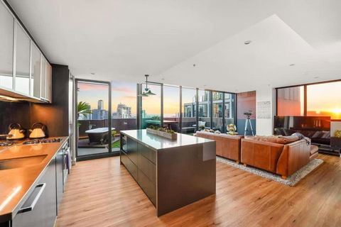 Eiffel Tower - Amazing 28th Floor Apt W Parking - Darwin Holiday 4