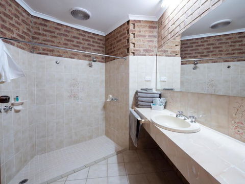 Eildon Parkview Motor Inn Room 12 - Darwin Holiday 3
