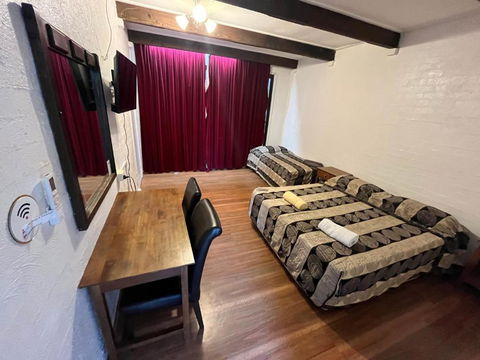 El Toro Motel - Darwin Holiday 2