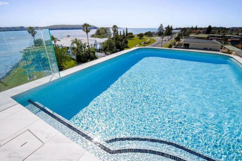 Elegant 2-Bed Apartment With Incredible Bay Views - Darwin Holiday 0
