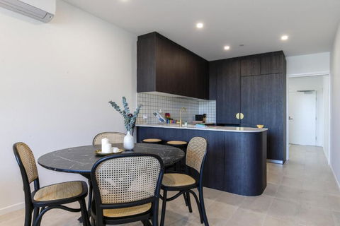Elegant 2-Bed Apartment With Incredible Bay Views - Darwin Holiday 2