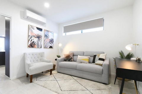 Elegant 2-Bed Apartment With Incredible Bay Views - Darwin Holiday 3