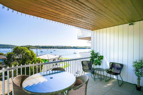 Elegant 2-Bed Apartment With Incredible Bay Views - Darwin Holiday 4