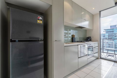Elegant City Fringe Condo W Pool & FREE Parking - Darwin Holiday 1