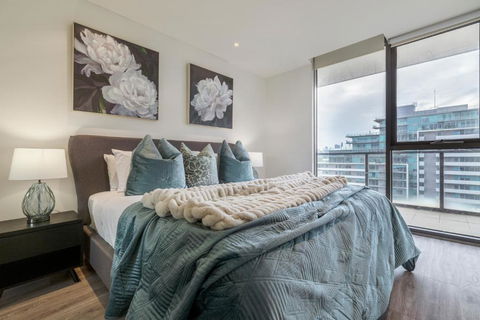 Elegant City Fringe Condo W Pool & FREE Parking - Darwin Holiday 4