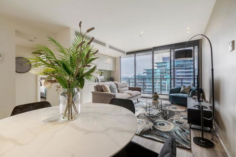 Elegant City Fringe Condo W Pool & FREE Parking - Darwin Holiday 0
