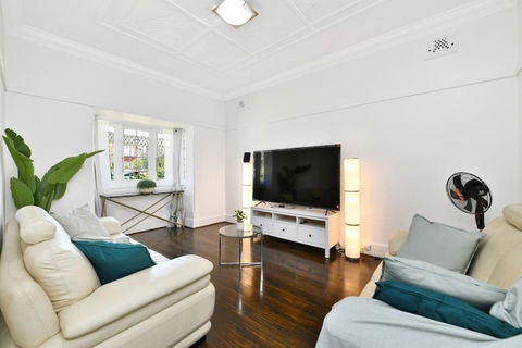 Elegant Family Retreat Near Beaches & Sydney CBD - Darwin Holiday 0