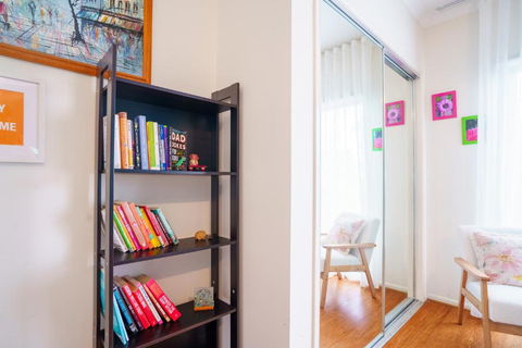 Elegant Family Retreat With Home Office - Darwin Holiday 1