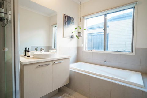 Elegant Family Retreat With Home Office - Darwin Holiday 2