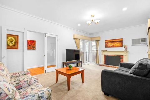 Elegant Luxury - Family Entertainer In Ringwood - Darwin Holiday 1
