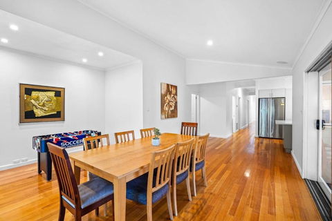 Elegant Luxury - Family Entertainer In Ringwood - Darwin Holiday 3