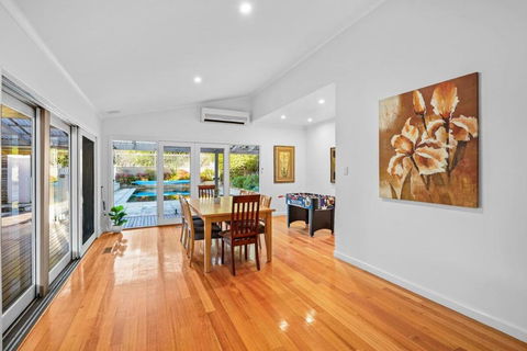 Elegant Luxury - Family Entertainer In Ringwood - Darwin Holiday 4