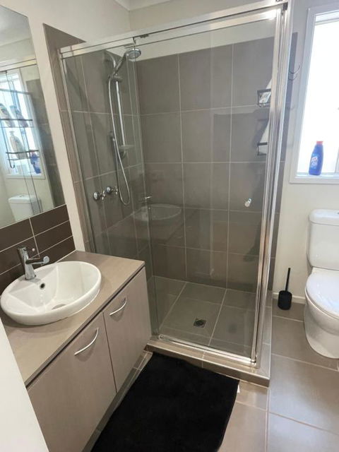 Elegant Master Bedroom With Private Bathroom - Darwin Holiday 1