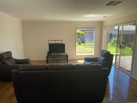 Elegant Master Bedroom With Private Bathroom - Darwin Holiday 2