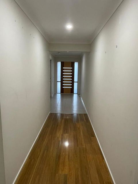 Elegant Master Bedroom With Private Bathroom - Darwin Holiday 3