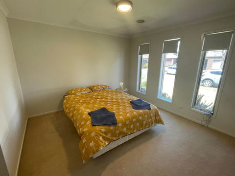 Elegant Master Bedroom With Private Bathroom - Darwin Holiday 4