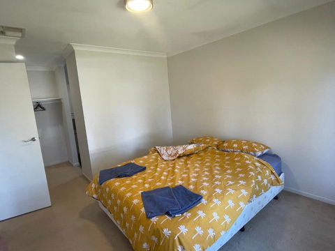 Elegant Master Bedroom With Private Bathroom - Darwin Holiday 0