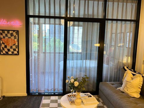 Emporium & Church View - Sunlit 2BR Apartment - Darwin Holiday 3