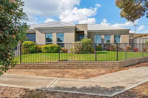 Enfield Executive - Darwin Holiday 0