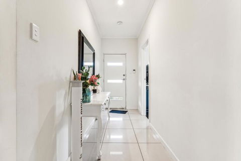Enfield Executive - Darwin Holiday 1