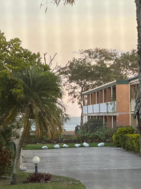 Entire Beach House On Bribie Island - Darwin Holiday 1