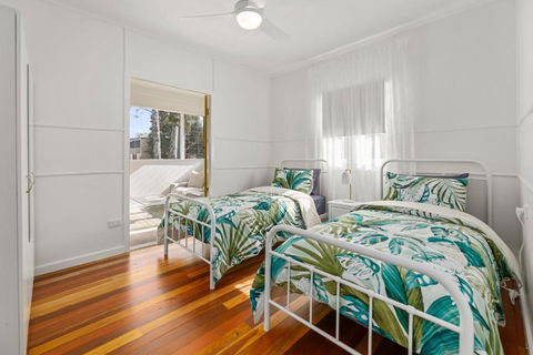 Entire Beach House On Bribie Island - Darwin Holiday 4