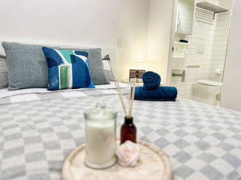 ES2410-2Bed 2Bath Vision Apt With Balcony, Pool & Gym - Darwin Holiday 0