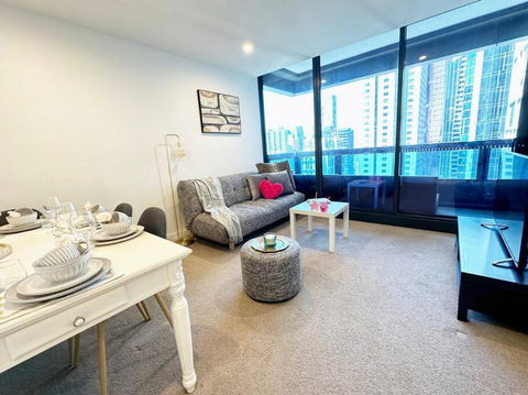 ES2410-2Bed 2Bath Vision Apt With Balcony, Pool & Gym - Darwin Holiday 4