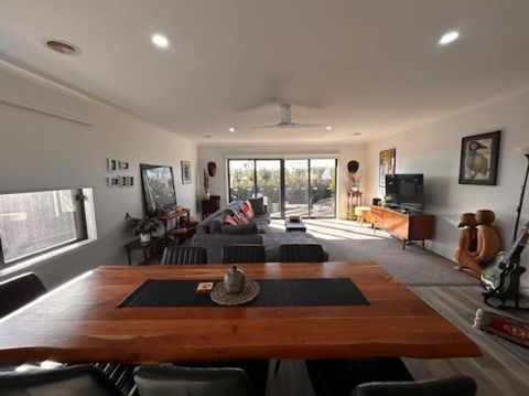 Executive Townhouse By The Lake - Darwin Holiday 2